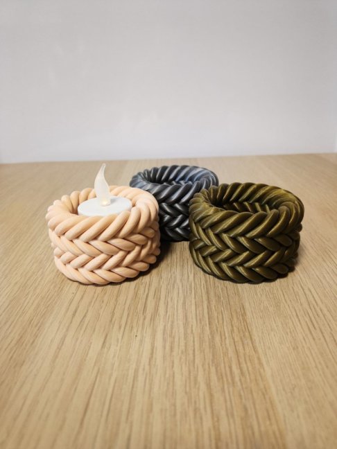 Knit Flame Holder – designový svícen s efektem pletení
